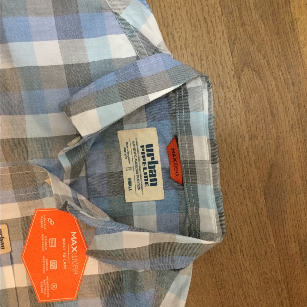 Boy’s Buttoned Down Short Sleeved Shirt NWT - Picture 2 of 4